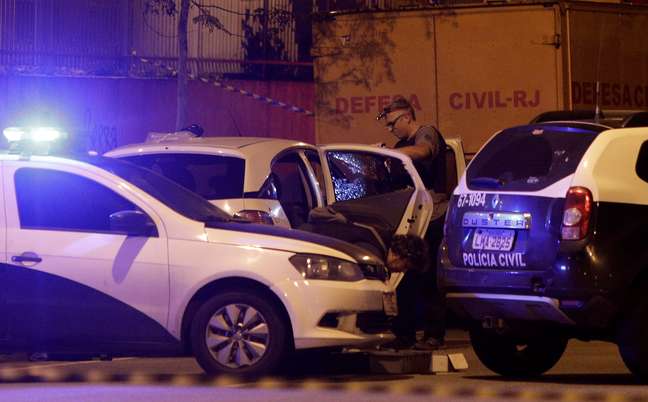 Peritos examinam carro em que estava a vereadora Marielle Franco, morta a tiros no Rio de Janeiro