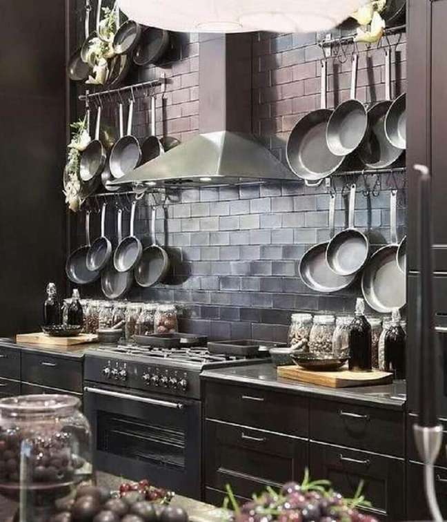55. Cozinha planejada preta com ganchos para itens de cozinha