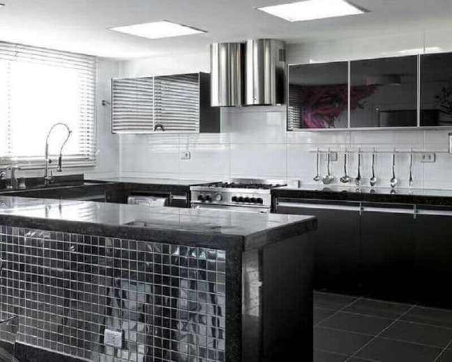 8. O inox pode trazer ainda mais modernidade para a cozinha preta decorada