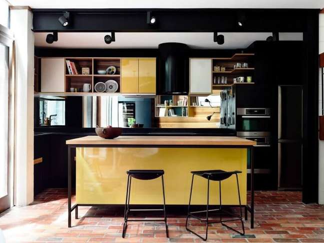 22. Inspiração de cozinha preta e amarela moderna com ilha