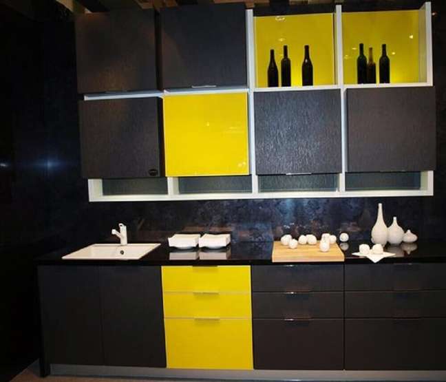 12. Cozinha planejada preta e amarela