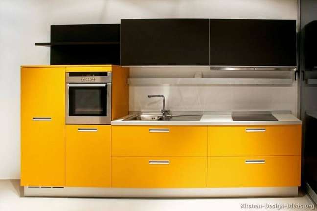 44. Cozinha preta e amarela