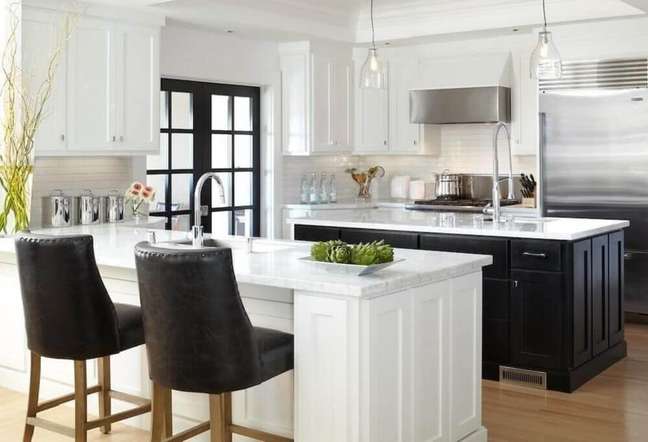 9. Cozinha preta e branca com decoração clássica e bonita