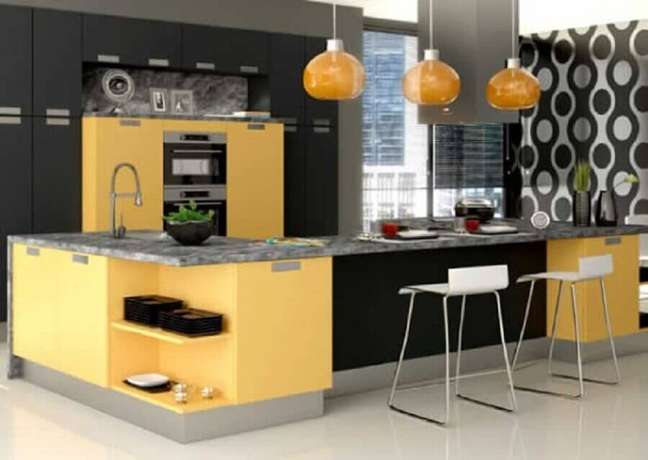 37. Decoração de cozinha preta e amarela com pendentes