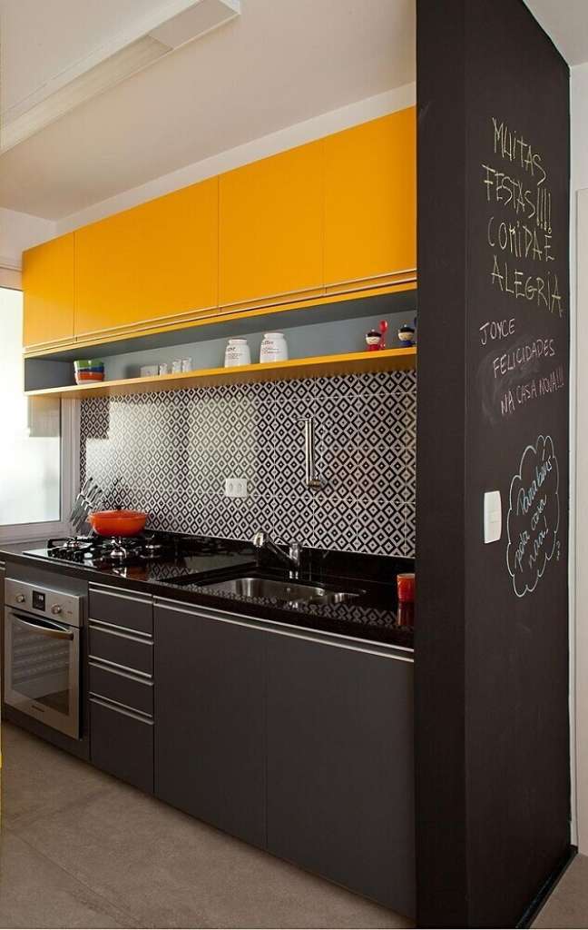 16. Cozinha preta e amarela com tinta de lousa e azulejo decorativo