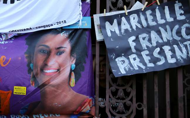 Cartaz com foto de Marielle Franco durante protesto no Rio de Janeiro
 15/3/2018   REUTERS/Pilar Olivares