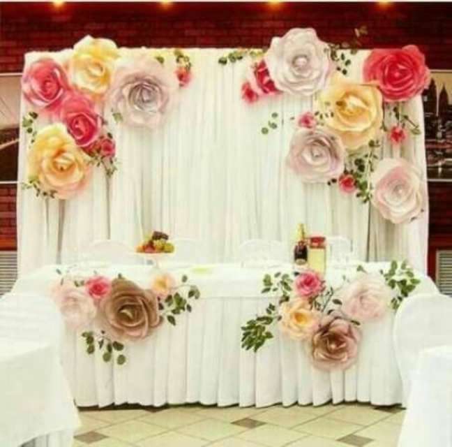 18. Mesa com decoração de casamento com flores de papel