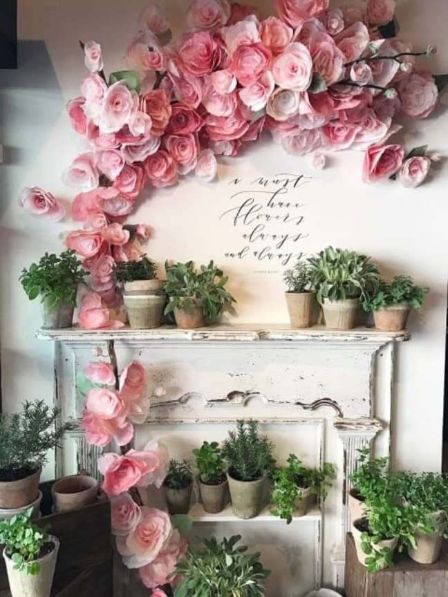 19. Decoração com flores de papel rosa na parede