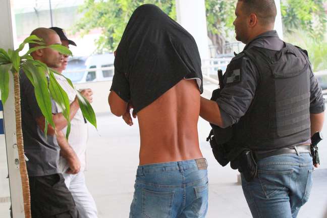 Preso chega à Cidade da Polícia, no Rio de Janeiro (RJ), durante operação contra milícia em Santa Cruz