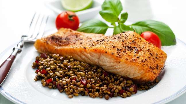 Salmão e lentilhas estão entre os alimentos que, segundo o estudo, ajudaram a atrasar a menopausa em um ano e meio, em média