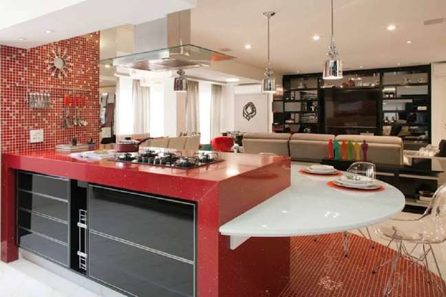 12. Cozinha decorada com tons de preto e bancada de silestone vermelho