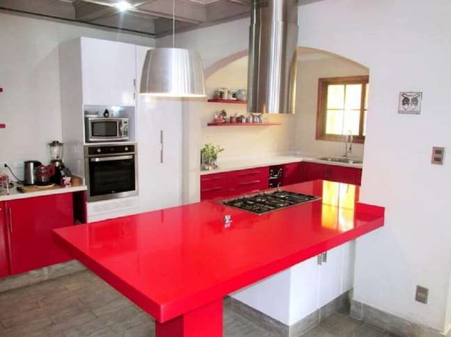 27. Decoração de cozinha vermelha e branca com bancada de silestone vermelho