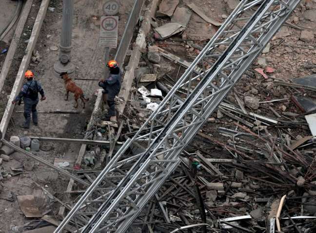 Escombros do edifício Wilton Paes de Almeida, no centro de São Paulo: Trabalho do Corpo de Bombeiros no local está reforçado desde ontem 