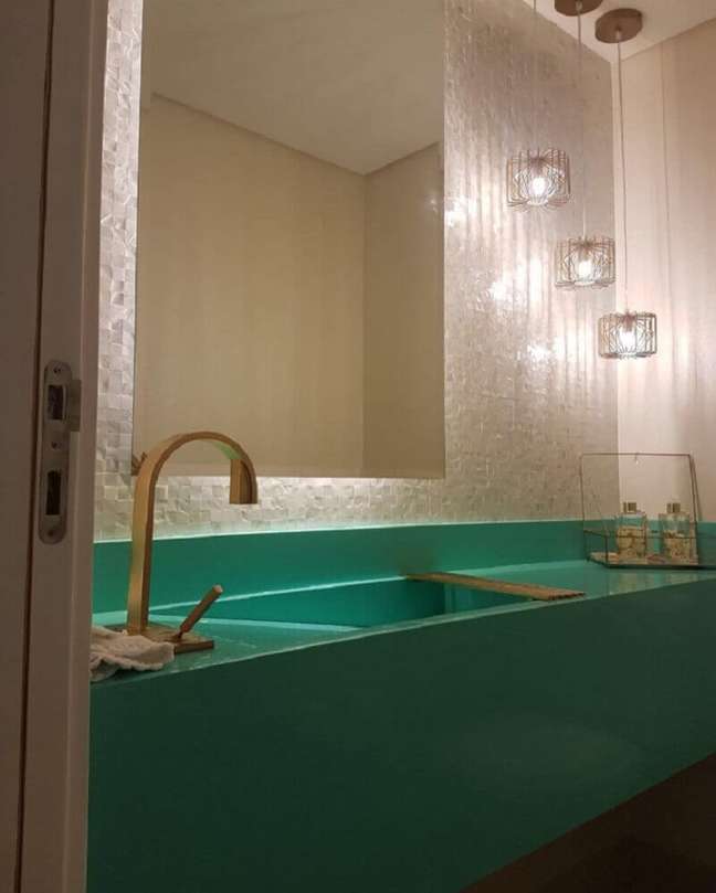 8. Banheiro com bancada de silestone verde