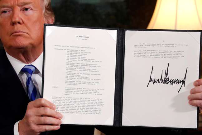 Trump apresenta documento oficializando intenção de retirar EUA do acordo nuclear com o Irã 08/05/2018 REUTERS/Jonathan Ernst 