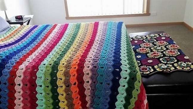 5. Aqui temos uma colcha de crochê colorida com muitas cores