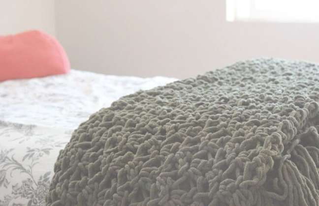 7. A colcha de cama de crochê leva beleza e aconchego ao quarto