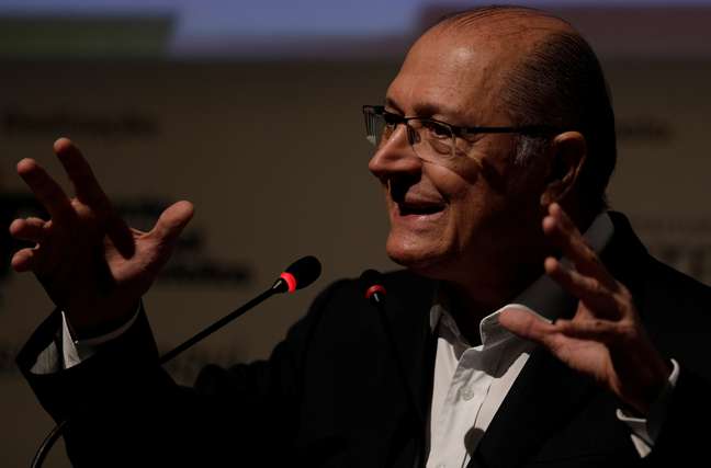 Pré-candidato do PSDB à Presidência, Geraldo Alckmin, discursa para prefeitos em Niterói
08/05/2018 REUTERS/Ricardo Moraes