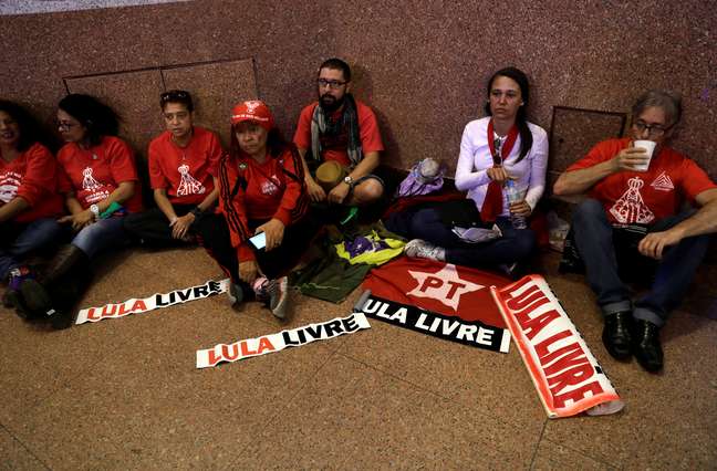 Apoiadores de Lula comparecem à Basílica de Nossa Senhora Aparecida
 20/5/2018    REUTERS/Paulo Whitaker
