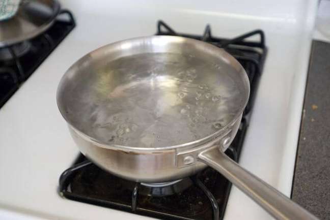 3. A água quente ajuda a limpar a prata