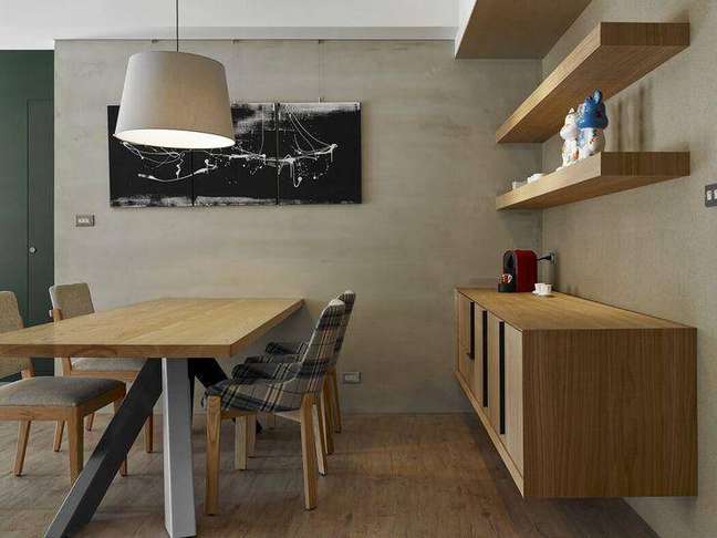 1 – A mesma tonalidade dos móveis em madeira não deixou a sala monótona. Tente inovar com os estofados das poltronas.