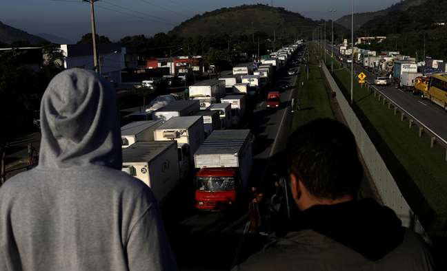Caminhoneiros bloqueiam BR-116 em Guapimirim, perto do Rio de Janeiro
08/05/2018 REUTERS/Ricardo Moraes