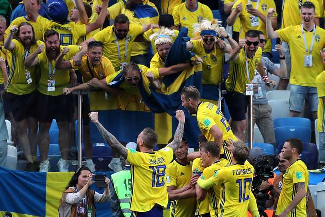 Jogadores suecos comemoram gol contra a Coreia do Sul