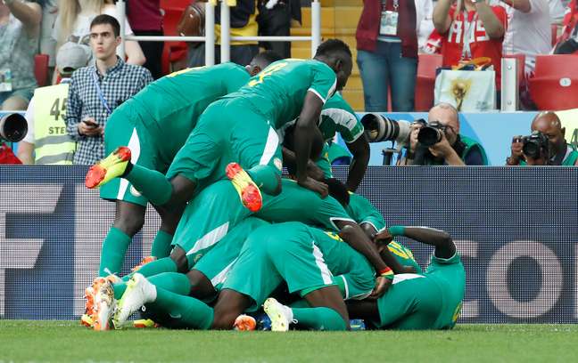 Jogadores de Senegal fazem um "montinho" na comemoração do segundo gol contra a Polônia