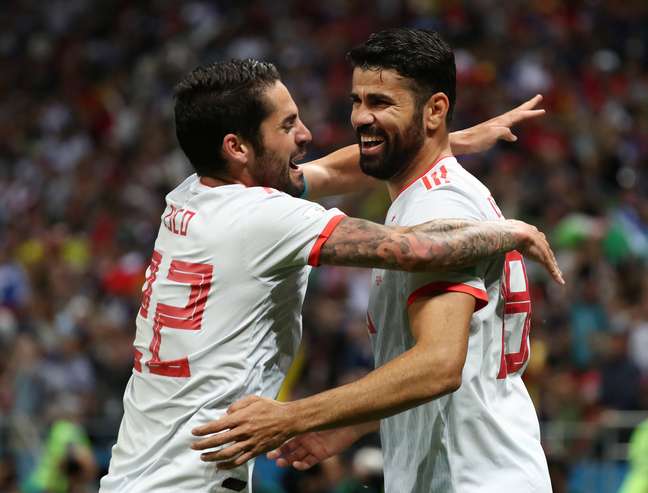 Diego Costa e Isco comemoram gol da Espanha