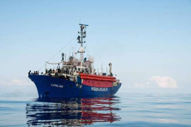Navio da ONG Lifeline está no Mediterrâneo com 239 deslocados externos