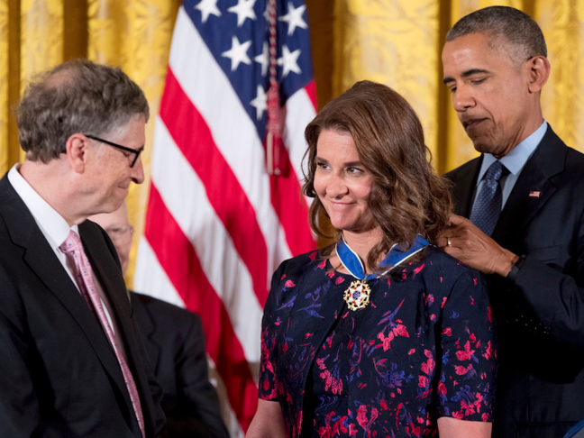 Melinda Gates recebendo a Medal Of Freedom de Barack Obama (Foto: Reprodução)