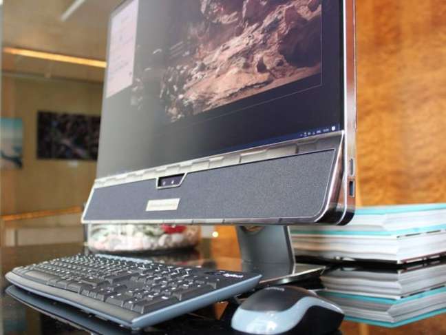 Protótipo do Sowlo, dispositivo acoplado a um monitor para testes de áudio focado (Foto: Antonio Villas-Boas / Business Insider)