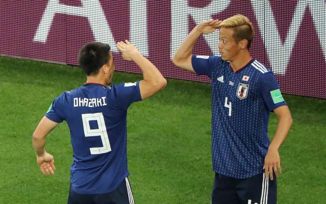 Honda comemora gol com Okazaki contra Senegal