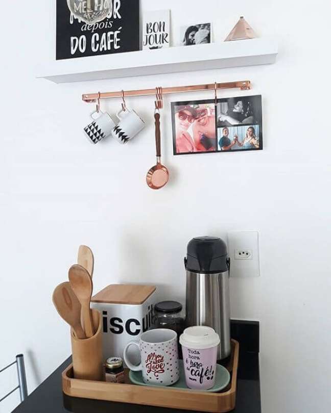 8- Bancada da cozinha com decoração criativa para o cantinho do café.