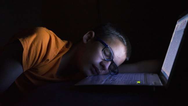 A maior exposição das pessoas a fontes de luz artificial, como telas, atrapalham a produção do hormônio do sono