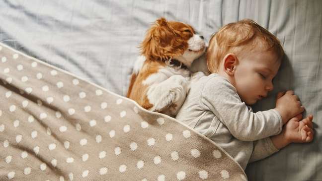 Há um estigma sobre quem dorme 8 horas ou mais, mas não com bebês, porque sabe-se que o sono é importante para eles