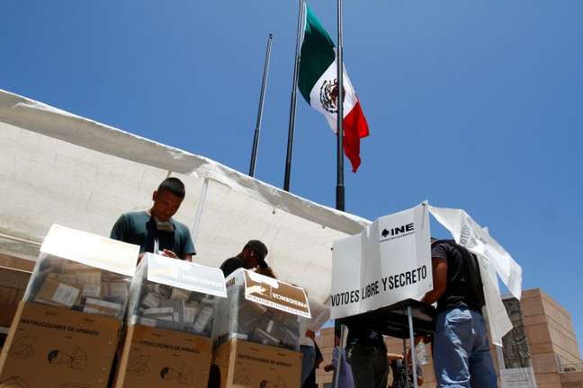 Mexicanos que moram nos EUA registram seus votos em seção eleitoral em Tijuana 01/07/2018 REUTERS/Jorge Dunes