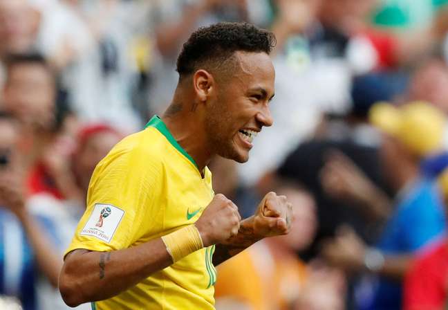Neymar comemora seu gol, o primeiro do Brasil contra o México