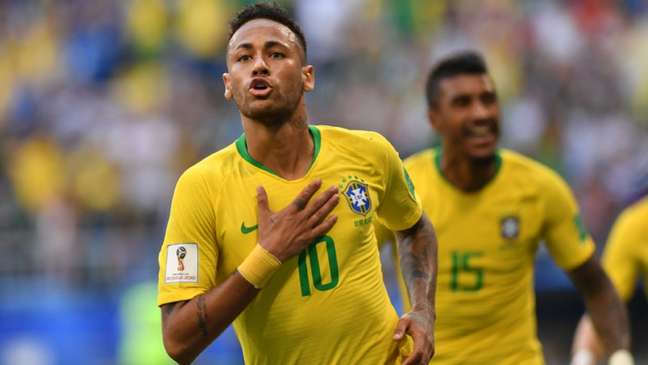 Neymar marca um e dá assistência para outro na vitória por 2 a 0 do Brasil sobre o México(Foto: AFP)