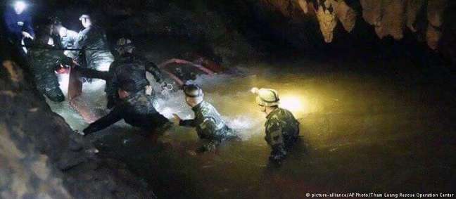 Equipe de elite da Marinha tailandesa tenta encontrar saída segura para grupo de jovens presos em caverna 
