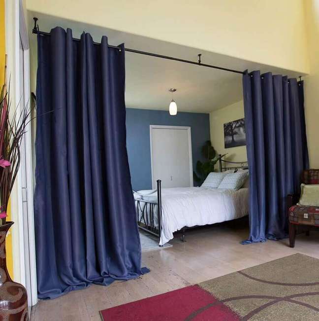 47. A cortina divisória de ambiente comumente são mais usadas na decoração de quarto