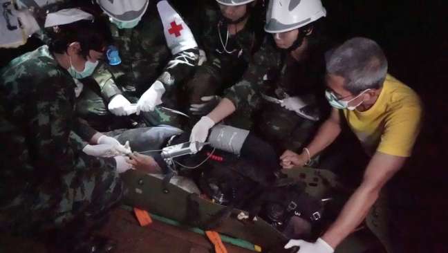 Equipes de resgate durante trabalho em caverna na Tailândia. Marinha da Tailândia/via Reuters