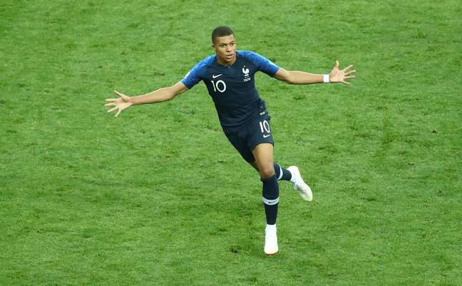 Mbappé marca o quarto gol da França e comemora