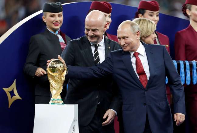 Putin toca o troféu da Copa ao lado do presidente da Fifa, Gianni Infantino