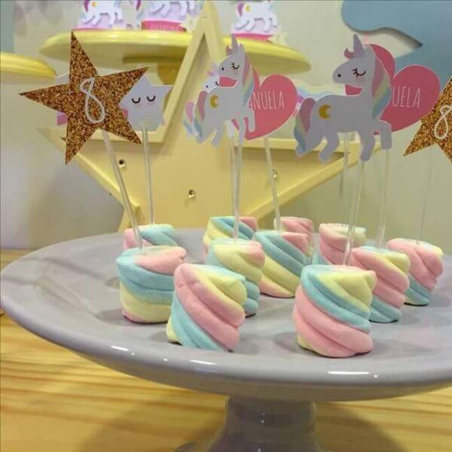 60- Marshmallow colorido para festa de unicórnio simples.