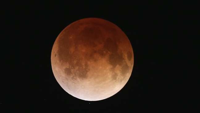 Eclipse lunar de 2014 deixou a lua 'laranja'