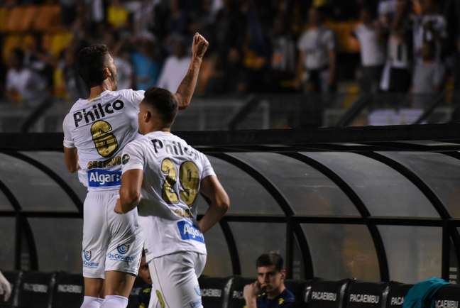 Gustavo Henrique comemora gol de empate do Santos