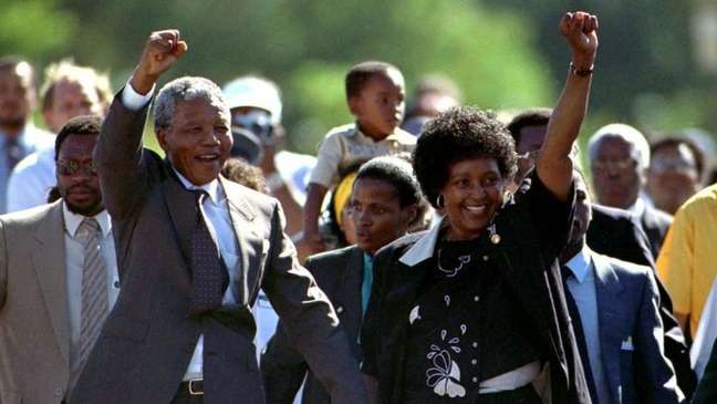 Livro faz justiça ao papel de Winnie Mandela (dir.) na história da África do Sul, diz sua neta