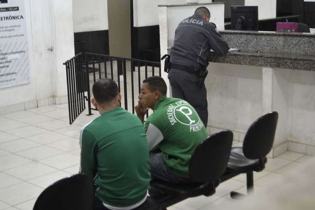 Amigos do torcedor do Palmeiras, Leandro de Paula, esfaqueado após uma briga com três torcedores do Corinthians, prestam depoimento no 91º DP, na noite de 12 de julho de 2017