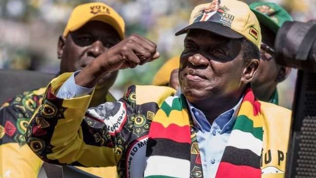 Mnangagwa diz querer unir o país, mas seus críticos dizem que ele, assim como Mugabe, tem as mãos sujas de sangue